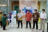 Kepala Sekretaris PT Bank KB Bukopin Syariah (KBBS) Evi Yulia Kurniawati menyerahkan santunan kepada anak yatim dan Rumah Penyantun Muhammadiyah di Banda Aceh, Selasa (23/11/2021). Kegiatan sosial dihadiri Pimpinan Cabang KBBS Banda Aceh Imdibkri itu sebagai rangkaian syukuran pembukaan Kantor Cabang KB Bukopin Syariah di Provinsi Aceh. ANTARA/HO/Bukopin Syariah/Irp