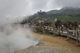 Sejumnlah wisatawan mengunjungi Kawah Sikidang di Dataran Tinggi Dieng, Batur, Kabupaten Banjarnegara, Jawa Tengah, Selasa (23/11/2021). Sektor pariwisata di Dieng kembali menggeliat usai obyek wisata kembali dibuka sekitar dua pekan terakhir setelah adanya relaksasi dalam PPKM level 3 di Banjarnegara. ANTARA FOTO/Aditya Pradana Putra/nym.