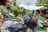 Satgas Yonif 131 bagikan tas sekolah dan pakaian warga perbatasan RI-PNG