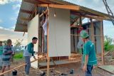 Warga Nagari Sirukam bergotong royong bedah rumah Wati yang tak layak huni