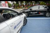 Dua unit mobil listrik dipamerkan saat Penyerahan Mobil Listrik untuk Mendukung Kegiatan Presidensi G20 di Indonesia tahun 2022 di Kantor Kemenko Perekonomian, Jakarta, Rabu (24/11/2021). Hyundai menyerahkan 42 unit mobil listrik, yang akan digunakan sebagai kendaraan resmi delegasi Presidensi G20 Indonesia pada tahun 2022. ANTARA FOTO/M Risyal Hidayat/nym.