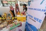  Perajin menata minuman sari buah saat pameran produk usaha mikro kecil menengah (UMKM) di pusat perbelanjaan Kota Kediri, Jawa Timur, Rabu (24/11/2021). Pameran yang diselenggarakan Pemkot Kediri tersebut menampilkan produk-produk unggulan dari 60 UMKM asal Kota Kediri, Nganjuk, Tulungagung, Trenggalek, dan Madiun sebagai upaya memulihkan perekonomian saat pandemi COVID-19. Antara Jatim/Prasetia Fauzani/zk