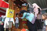 Kader Posyandu mengukur tinggi badan anak pada Festival Posyandu Kreatif di Pendopo, Banyuwangi, Jawa Timur, Kamis (25/11/2021). Festival yang dikemas dengan inovasi kegiatan Posyandu itu selain untuk memberikan apresiasi kepada kader juga sebagai upaya pemerintah daerah setempat dalam percepatan pencegahan stunting. Antara Jatim/Budi Candra Setya/zk