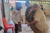 TNI/Polri dampingi pembagian BLT warga di Boven Digoel Papua