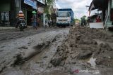 Kendaraan berat melintas di jalan yang rusak parah dan berlumpur di Dusun Tapen Lor, Desa Tapen, Kecamatan Kudu, Kabupaten Jombang, Jawa Timur, Kamis (25/11/2021). Kerusakan jalan poros Kabupaten yang menjadi jalur alternatif Lamongan menuju Jombang dan Mojokerto ini terjadi sejak 3 bulan yang lalu, imbas pengalihan arus lalu lintas Jombang-Lamongan akibat pembangunan Jembatan Ploso. Antara Jatim/Syaiful Arif/zk