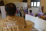 Satgas COVID-19 bersama guru memberikan arahan disipiln penerapan protokol kesehatan di salah satu sekolah di Banda Aceh, Kamis (25/11/2021). Pemerintah meminta  guru di sekolah berperan aktif untuk terus meningkatkan disiplin penerapan protokol kesehatan terhadau pelajar dalam menekan angka penularan kasus COVID-19. ANTARA FOTO.