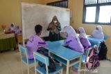 Satgas COVID-19 bersama guru memberikan arahan disipiln penerapan protokol kesehatan di salah satu sekolah di Banda Aceh, Kamis (25/11/2021). Pemerintah meminta  guru di sekolah berperan aktif untuk terus meningkatkan disiplin penerapan protokol kesehatan terhadau pelajar dalam menekan angka penularan kasus COVID-19. ANTARA FOTO.