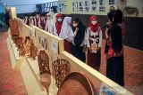 Pelajar melihat karya seni anyaman pada pameran kerajinan anyaman di Museum Sri Baduga, Bandung, Jawa Barat, Kamis (25/11/2021). Pameran yang menampilkan beragam kerajinan anyaman tersebut digelar untuk memberikan edukasi sekaligus pelestarian seni anyaman tradisional Jawa Barat. ANTARA FOTO/Raisan Al Farisi/agr