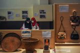 Pelajar melihat karya seni anyaman pada pameran kerajinan anyaman di Museum Sri Baduga, Bandung, Jawa Barat, Kamis (25/11/2021). Pameran yang menampilkan beragam kerajinan anyaman tersebut digelar untuk memberikan edukasi sekaligus pelestarian seni anyaman tradisional Jawa Barat. ANTARA FOTO/Raisan Al Farisi/agr
