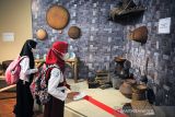 Pelajar melihat karya seni anyaman pada pameran kerajinan anyaman di Museum Sri Baduga, Bandung, Jawa Barat, Kamis (25/11/2021). Pameran yang menampilkan beragam kerajinan anyaman tersebut digelar untuk memberikan edukasi sekaligus pelestarian seni anyaman tradisional Jawa Barat. ANTARA FOTO/Raisan Al Farisi/agr