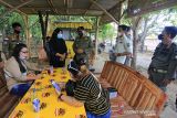 Petugas Satpol PP membagikan masker saat sosialisasi protokol kesehatan di Indramayu, Jawa Barat, Kamis (25/11/2021). Kegiatan sosialisasi itu sekaligus memantau kepatuhan masyarakat terhadap protokol kesehatan dan sebagai upaya pencegahan penyebaran COVID-19. ANTARA FOTO/Dedhez Anggara/agr