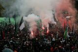 Sejumlah suporter klub sepak bola Persebaya berunjuk rasa di Jalan Gubernur Suryo, Surabaya, Jawa Timur, Kamis (25/11/2021). Mereka menuntut revolusi sistem persepak bolaan Indonesia yang sportif, jujur dan profesional. ANTARA FOTO/Didik Suhartono/nym.