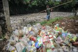 Warga mengambil sampah plastik di Sungai Bojong Citepus, Dayeuhkolot, Kabupaten Bandung, Jawa Barat, Jumat (26/11/2021). Menurut warga setempat, sampah yang tersendat di pertemuan antara Sungai Bojong Citepus dan Sungai Citerum tersebut menimbulkan bau tak sedap dan berharap agar dinas terkait segera membersihkan sampah itu. ANTARA FOTO/Raisan Al Farisi/agr