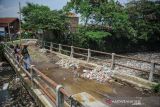 Warga mengambil sampah plastik di Sungai Bojong Citepus, Dayeuhkolot, Kabupaten Bandung, Jawa Barat, Jumat (26/11/2021). Menurut warga setempat, sampah yang tersendat di pertemuan antara Sungai Bojong Citepus dan Sungai Citerum tersebut menimbulkan bau tak sedap dan berharap agar dinas terkait segera membersihkan sampah. ANTARA FOTO/Raisan Al Farisi/agr