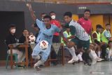 Peserta turnamen futsal asosiasi futsal kabupaten (AFK) berebut bola di Gor Jayabaya, Kota Kediri, Jawa Timur, Jumat (26/11/2021). Turnamen olahraga tingkat daerah selama tiga hari yang diikuti oleh 22 kabupaten/kota se-Jawa Timur tersebut kembali digelar dengan menerapkan protokol kesehatan seiring melandainya kasus COVID-19. Antara Jatim/Prasetia Fauzani/zk