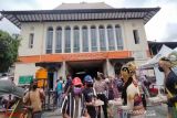 Polresta Surakarta sosialisasikan prokes lewat pembagian makanan dan masker