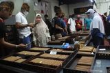 Sejumlah pebisnis mengunjungi pabrik cerutu di PT Boss Image Nusantara (BIN Cigar) dalam Festival Jember Kota Cerutu Indonesia (JKCI) di Jember, Jawa Timur, Sabtu (27/11/2021). Festival tersebut diselenggarakan untuk mengangkat cerutu sebagai brand Jember dan memperluas pasar luar negeri seperti Malaysia, Australia, dan Jerman. Antara Jatim/Seno/zk