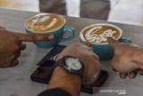 Tim juri memilih kopi latte saat perlombaan latte art dalam acara festival kopi ciamis di Jambansari, Kabupaten Ciamis, Jawa Barat, Sabtu (27/11/2021).kegiatan yang digelar oleh Badan Promosi Pariwisata Daerah (BP2D) Ciamis tersebut diikuti 48 peserta dari berbagai daerah di Jabar yang bertujuan untuk meningkatkan kemampuan barista dalam menyajikan kopi dan sekaligus mempromosikan kopi Ciamis. ANTARA FOTO/Adeng Bustomi/agr
