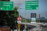 Kendaraan melintasi jembatan layang di pintu keluar Jalan Tol Padalarang, Kabupaten Bandung Barat, Jawa Barat, Sabtu (27/11/2021). Pemerintah Kabupaten Bandung Barat meresmikan dan mengoperasikan Jembatan Layang Padalarang guna mengurai kemacetan yang kerap kali terjadi di kawasan tersebut. ANTARA FOTO/Raisan Al Farisi/agr