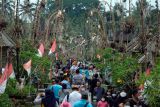 Wisatawan mengunjungi Desa Wisata Penglipuran di Bangli, Bali, Sabtu (27/11/2021). Jumlah kunjungan wisatawan pada bulan November 2021 di objek wisata tersebut mengalami peningkatan dengan rata-rata 450 orang per hari. ANTARA FOTO/Nyoman Hendra Wibowo/nym.