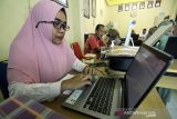 Sejumlah aparatur desa mengikuti pelatihan menggunakan aplikasi Microsoft Office di kantor Kepala Desa Uteunkot, Lhokseumawe, Aceh, Sabtu (27/11/2021). Pelatihan tersebut merupakan pengabdian dosen program Kampus Merdeka yang bertujuan untuk meningkatkan kemampuan aparatur desa dalam mengelola administrasi dan keuangan desa. ANTARA FOTO/Rahmad