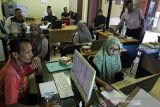 Sejumlah aparatur desa mengikuti pelatihan menggunakan aplikasi Microsoft Office di kantor Kepala Desa Uteunkot, Lhokseumawe, Aceh, Sabtu (27/11/2021). Pelatihan tersebut merupakan pengabdian dosen program Kampus Merdeka yang bertujuan untuk meningkatkan kemampuan aparatur desa dalam mengelola administrasi dan keuangan desa. ANTARA FOTO/Rahmad