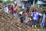 Sejumlah warga membersihkan lumpur sisa banjir bandang di Kampung Cilowa, Kecamatan Sukawening, Kabupaten Garut, Jawa Barat, Minggu (28/11/2021). Hujan dengan intensitas tinggi yang mengguyur Kabupaten Garut menyebabkan sungai Citameng meluap dan menerjang dua kecamatan yaitu Karang Tengah dan Sukawening. ANTARA FOTO/Adeng Bustomi/agr