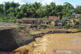 Kondisi bantaran sungai yang hancur akibat banjir bandang di Kampung Cilowa, Kecamatan Sukawening, Kabupaten Garut, Jawa Barat, Minggu (28/11/2021). Hujan dengan intensitas tinggi yang mengguyur Kabupaten Garut menyebabkan sungai Citameng meluap dan menerjang dua kecamatan yaitu Karang Tengah dan Sukawening. ANTARA FOTO/Adeng Bustomi/agr