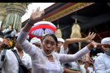 Umat Hindu menari dalam kondisi kesurupan saat Tradisi Ngerebong di Denpasar, Bali, Minggu (28/11/2021). Tradisi Ngerebong itu dilakukan untuk menyucikan alam dan menetralisir kekuatan negatif sekaligus untuk menciptakan keharmonisan. ANTARA FOTO/Fikri Yusuf/nym.