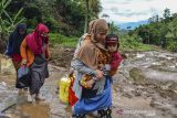 Sejumlah warga terdampak banjir bandang mengungsi di Kampung Cileles, Desa Cintamanik, Kecamatan Karang Tengah, Kabupaten Garut, Jawa Barat, Minggu (28/11/2021). Ratusan warga terdampak banjir bandang dan longsor mengungsi di posko pengungsian. ANTARA FOTO/Adeng Bustomi/agr
