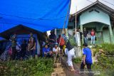Sejumlah warga terdampak banjir bandang berdiam di posko pengungsian di Kampung Cileles, Desa Cintamanik, Kecamatan Karang Tengah, Kabupaten Garut, Jawa Barat, Minggu (28/11/2021). Ratusan warga terdampak banjir bandang dan longsor mengungsi di posko pengungsian. ANTARA FOTO/Adeng Bustomi/agr