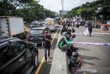 Buruh memboikot jalan menuju Jembatan Pasupati saat melakukan aksi di Bandung, Jawa Barat, Senin (29/11/2021). Aksi buruh yang tergabung dari berbagai aliansi di Jawa Barat tersebut ditujukan untuk mengawal penetapan UMK oleh Pemprov Jabar. ANTARA FOTO/Raisan Al Farisi/agr