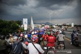 Kendaraan terjebak kemacetan saat konvoi buruh yang melintasi Jembatan Pasupati di Bandung, Jawa Barat, Senin (29/11/2021). Aksi buruh yang tergabung dari berbagai aliansi di Jawa Barat tersebut ditujukan untuk mengawal penetapan UMK oleh Pemprov Jabar. ANTARA FOTO/Raisan Al Farisi/agr