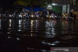 Sejumlah pengendara sepeda motor antre melewati genangan banjir di kawasan Kopo Cetarip, Kota Bandung, Jawa Barat, Senin (29/11/2021). Kawasan tersebut kerap dilanda banjir saat intensitas hujan tinggi yang disebabkan buruknya drainase dan selokan yang dipenuhi sampah. ANTARA FOTO/Novrian Arbi/agr