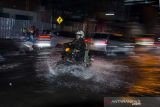 Pengendara sepeda motor berusaha melewati genangan banjir di kawasan Kopo Cetarip, Kota Bandung, Jawa Barat, Senin (29/11/2021). Kawasan tersebut kerap dilanda banjir saat intensitas hujan tinggi yang disebabkan buruknya drainase dan selokan yang dipenuhi sampah. ANTARA FOTO/Novrian Arbi/agr