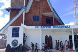 TNI karya bakti mengecat gereja di Enarotali Paniai Papua
