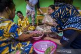 Sejumlah ibu-ibu memasak makanan untuk korban banjir di Kecamatan Hantakan, Kabupaten Hulu Sungai Tengah, Kalimantan Selatan, Senin (29/11/2021). Warga di Kecamatan Hantakan bergotong royong untuk membantu menyediakan makanan siap saji bagi korban yang terdampak banjir di wilayah Barabai. Foto Antaranews Kalsel/Bayu Pratama S.