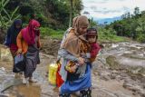 Sejumlah warga terdampak banjir bandang mengungsi di Kampung Cileles, Desa Cintamanik, Kecamatan Karang Tengah, Kabupaten Garut, Jawa Barat, Minggu (28/11/2021). Ratusan warga terdampak banjir bandang dan longsor mengungsi di posko pengungsian. ANTARA FOTO/Adeng Bustomi/wsj.