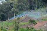 Pendaki melintasi ladang ilegal di kawasan Taman Nasional Kerinci Seblat (TNKS) yang terpantau dari Giri Mulyo, Kayu Aro, Kerinci, Jambi, Sabtu (27/11/2021). Penebangan kayu dan pembukaan lahan ilegal dalam kawasan lindung taman nasional setempat masih terjadi dan bertambah parah dalam beberapa tahun terakhir, terutama terpantau dari Jalan Lintas Jambi-Sumatera Barat, Kayu Aro. ANTARA FOTO/Wahdi Septiawan/rwa.
