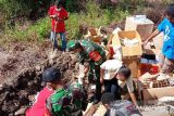 TNI bersama warga bersihkan limbah medis kampung Jila Mimika Papua