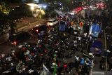 Sejumlah buruh berunjuk rasa di Jalan Basuki Rahmat, Surabaya, Jawa Timur, Selasa (30/11/2021). Unjuk rasa buruh dengan memenuhi jalan utama pusat Kota Surabaya tersebut menuntut kenaikan Upah Minimum Kabupaten/Kota (UMK) 2022. Antara Jatim/Didik Suhartono/zk