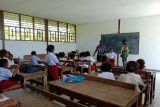 TNI mengajarkan wawasan kebangsaan siswa SD pulau Numfor Biak Papua