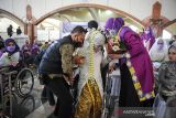 Sejumlah calon pengantin wanita menunggu giliran untuk melaksanakan akad saat nikah massal disabilitas di Pusat Dakwah Islam (Pusdai) Bandung, Jawa Barat, Kamis (2/12/2021). Nikah massal yang diikuti oleh 13 pasangan disabilitas tersebut digelar dalam rangka HUT Pusdai ke 24 dan peringatan hari disabilitas internasional. ANTARA FOTO/Raisan Al Farisi/agr
