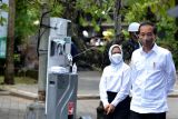 Presiden Joko Widodo (kanan) didampingi Ibu Negara Iriana Jokowi (kiri) melakukan kunjungan ke kawasan Taman Hutan Raya Ngurah Rai, Denpasar, Bali, Kamis (2/12/2021). Presiden Jokowi meninjau sejumlah fasilitas dan infrastruktur yang rencananya akan digunakan pada gelaran Konferensi Tingkat Tinggi (KTT) G20 di Bali. ANTARA FOTO/Fikri Yusuf/nym.