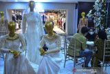 Pengunjung calon mempelai berkunjung ke stand vendor pernikahan pada Tasik Wedding Festival di Asia Plaza, Kota Tasikmalaya, Jawa Barat, Jumat (3/12/2021). Festival yang diikuti 19 vendor diantaranya jasa 