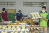 Warga binaan menyelesaikan pembuatan roti di Lembaga Pemasyarakatan (Lapas) Kelas IIA, Karawang, Jawa Barat, Jumat (3/12/2021). Warga binaan dalam pembinaan kemandirian di Lapas tersebut mampu memproduksi 400 roti yang dijual dengan harga Rp5 ribu per roti untuk di dalam lapas dan bisa menerima pesanan minimal 400 roti. ANTARA FOTO/M Ibnu Chazar/agr