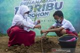 Dua siswa Sekolah Dasar menanam pohon saat penanaman 100 ribu pohon di bantaran Daerah Aliran Sungai (DAS) Cilamaya, Cilamaya Hilir, Blanakan, Subang, Jawa Barat, Sabtu (4/12/2021). Forum Daerah Sungai (Fordas) Cilamaya Berbunga menanam 100 ribu pohon guna membangun kesadaran masyarakat dan semua pihak untuk kelestarian sungai Cilamaya sekaligus mendukung Gerakan Tanam dan Pelihara 50 Juta Pohon program Pemprov Jawa Barat. ANTARA FOTO/M Ibnu Chazar/agr