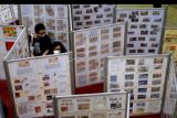 Pengunjung mengamati koleksi benda pos yang dipamerkan dalam Bali Philately Exhibition (Baliphex) 2021 di Denpasar, Bali, Minggu (5/12/2021). Pameran Filateli tersebut memajang koleksi benda pos seperti prangko, surat dan kartu pos bersejarah hingga koleksi terbaru dari Indonesia dan sejumlah negara lain. ANTARA FOTO/Fikri Yusuf/nym.