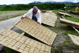 Perajin mengentas kerupuk lempeng mentah di tempat penjemuran di Desa Blimbing, Dolopo, Kabupaten Madiun, Jawa Timur, Sabtu (4/12/2021). Perajin tersebut memproduksi kerupuk lempeng mentah berbahan pokok tepung terigu dan tepung kanji 1,5 kuintal per hari dan dijual dengan harga Rp35 ribu per kemasan berisi 2,5 kilogram. Antara Jatim/Siswowidodo/zk.