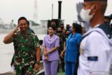 Panglima TNI Jenderal TNI Andika Perkasa (kiri) melakukan penghormatan usai meninjau kapal selam KRI Ardadedali-404 di Koarmada II, Surabaya, Jawa Timur, Sabtu (4/12/2021). Kehadiran Panglima TNI Andika Perkasa tersebut untuk meninjau secara langsung Koarmada II. Antara Jatim/Didik Suhartono/zk.